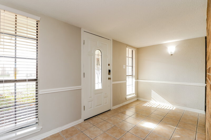 2,350/Mo, 1310 Clark Trail Grand Prairie, TX 75052 Foyer View