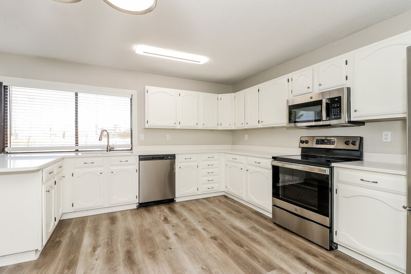 2,350/Mo, 1310 Clark Trail Grand Prairie, TX 75052 Kitchen View