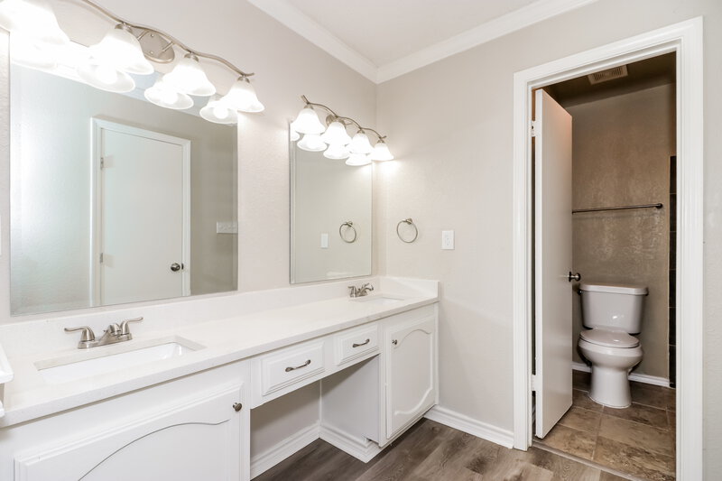 2,350/Mo, 1310 Clark Trail Grand Prairie, TX 75052 Main Bathroom View