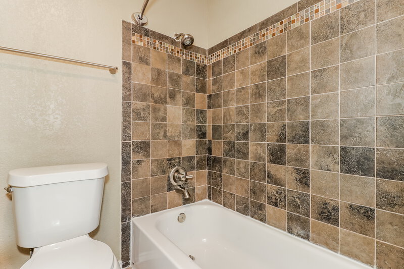 2,350/Mo, 1310 Clark Trail Grand Prairie, TX 75052 Main Bathroom View 2