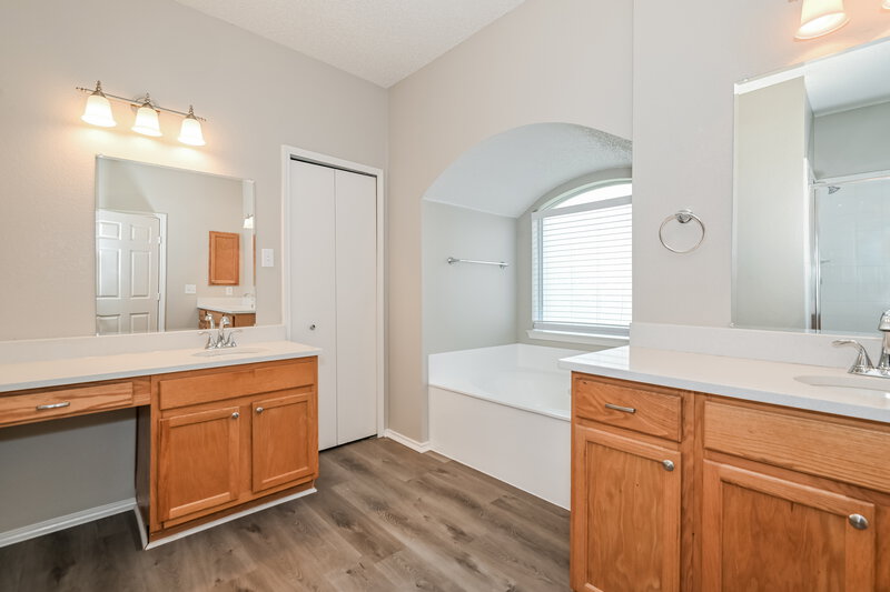 4,040/Mo, 5717 San Marino Dr Rowlett, TX 75089 Main Bathroom View