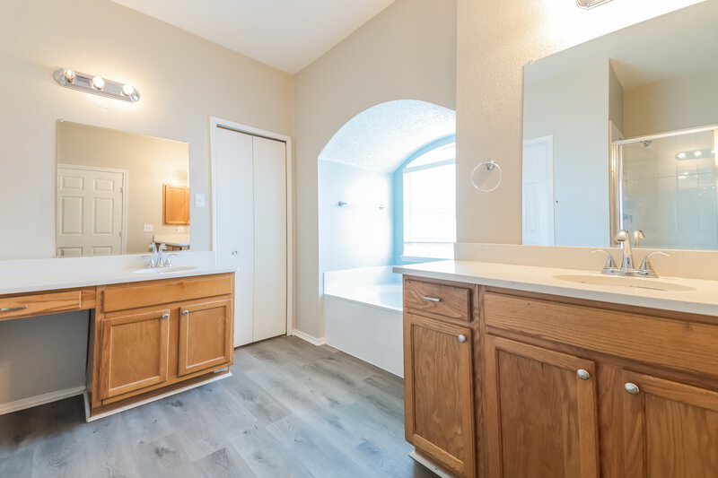 0/Mo, 5717 San Marino Dr Rowlett, TX 75089 Main Bathroom View