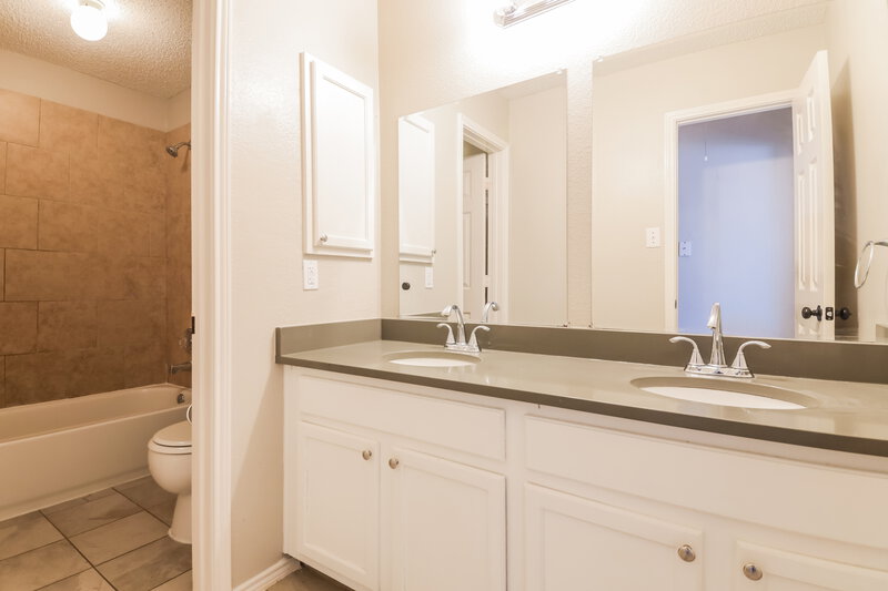 0/Mo, 5717 San Marino Dr Rowlett, TX 75089 Bathroom View