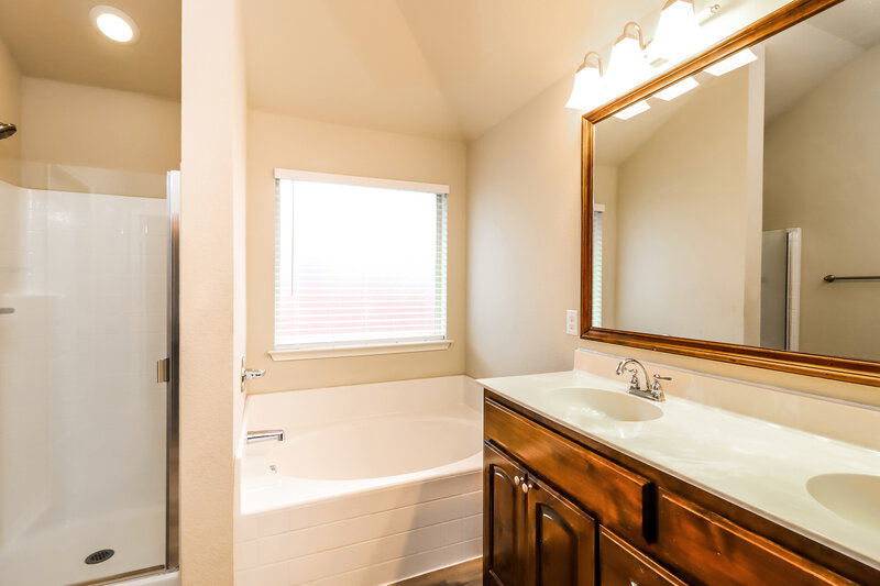 2,150/Mo, 160 Spring Hollow Dr Saginaw, TX 76131 Main Bathroom View