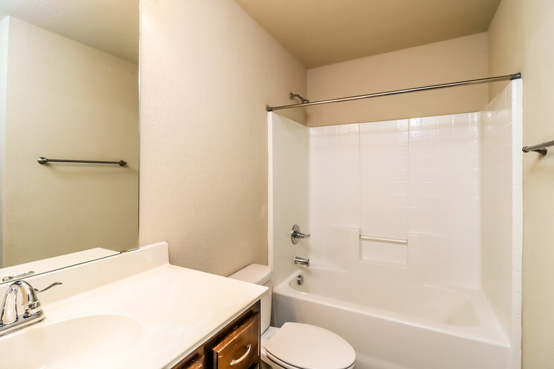 2,150/Mo, 160 Spring Hollow Dr Saginaw, TX 76131 Bathroom View