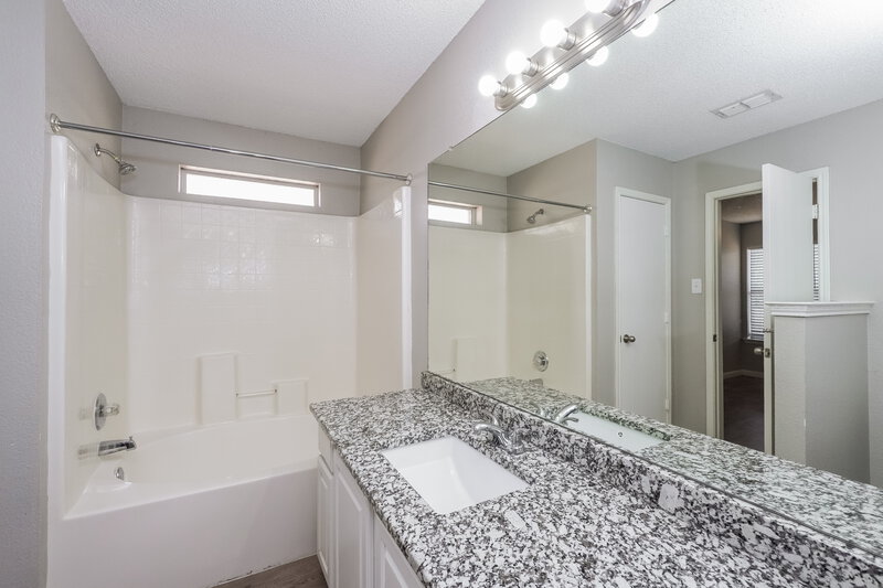 2,000/Mo, 2617 Ensenada Ln Fort Worth, TX 76108 Main Bathroom View
