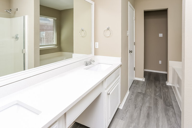 2,100/Mo, 12208 Rolling Ridge Dr Burleson, TX 76028 Main Bathroom View