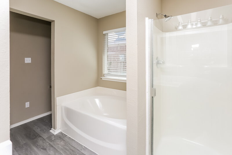 2,100/Mo, 12208 Rolling Ridge Dr Burleson, TX 76028 Main Bathroom View 2