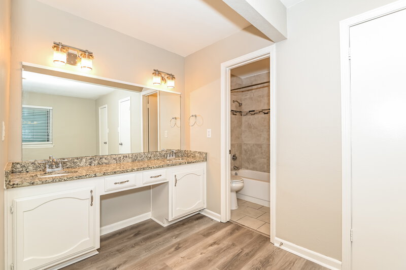 2,490/Mo, 1814 Uvalde St Mesquite, TX 75150 Main Bathroom View