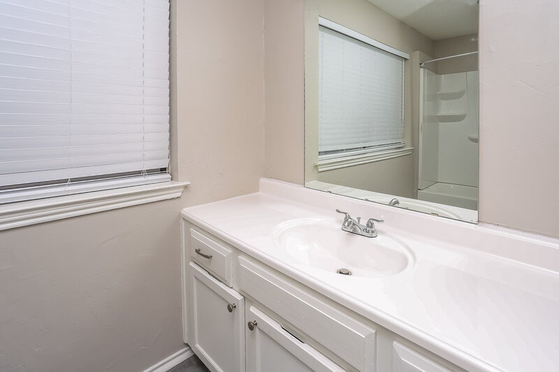 1,700/Mo, 3012 Creekwood Ln Fort Worth, TX 76123 Main Bathroom View