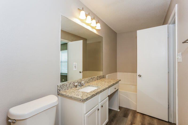 1,900/Mo, 8104 Gardengate Ct Fort Worth, TX 76137 Main Bathroom View