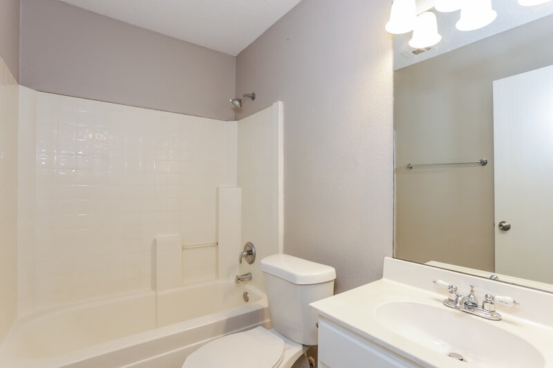 1,900/Mo, 8104 Gardengate Ct Fort Worth, TX 76137 Bathroom View