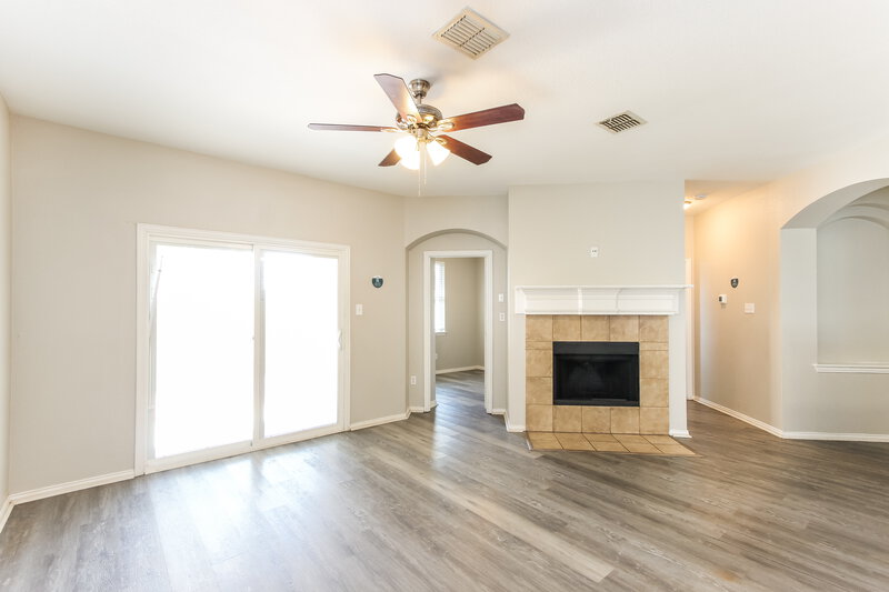 2,150/Mo, 709 Lone Pine Dr Little Elm, TX 75068 Living Room View 2