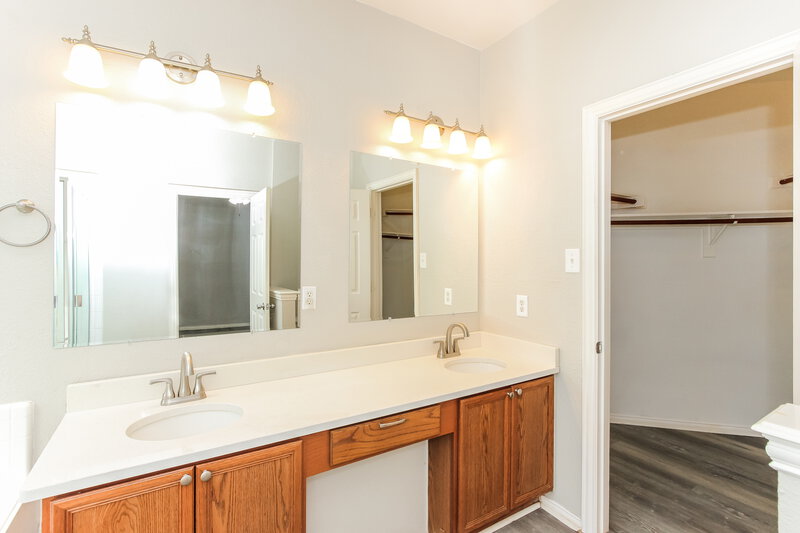 2,150/Mo, 709 Lone Pine Dr Little Elm, TX 75068 Main Bathroom View