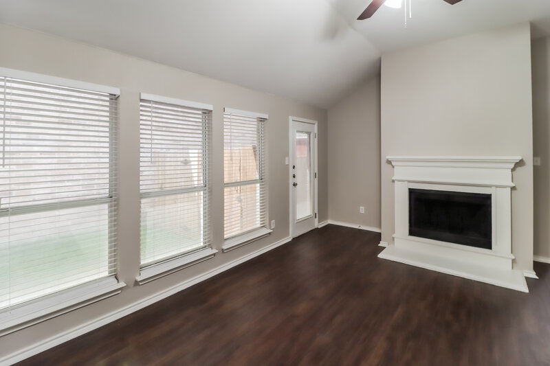 2,165/Mo, 3011 San Martin Dr Arlington, TX 76010 Living Room View 2