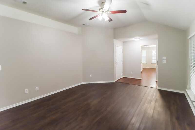 2,165/Mo, 3011 San Martin Dr Arlington, TX 76010 Living Room View 3