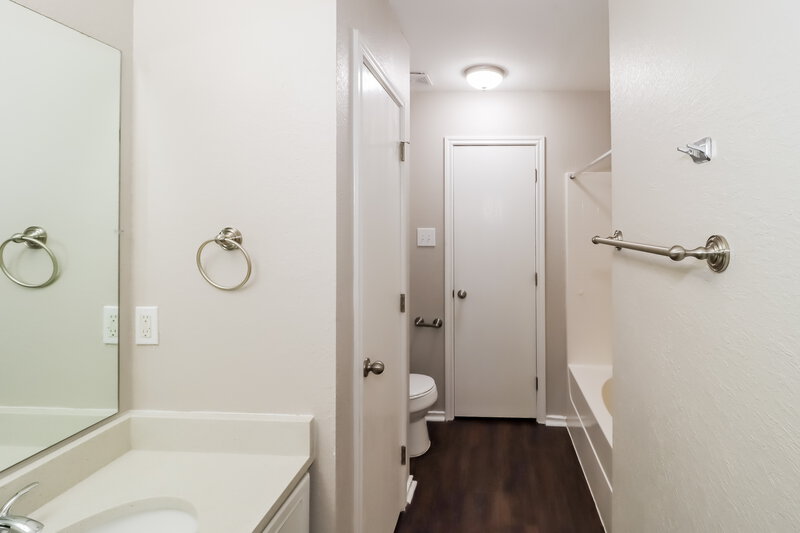 2,165/Mo, 3011 San Martin Dr Arlington, TX 76010 Main Bathroom View