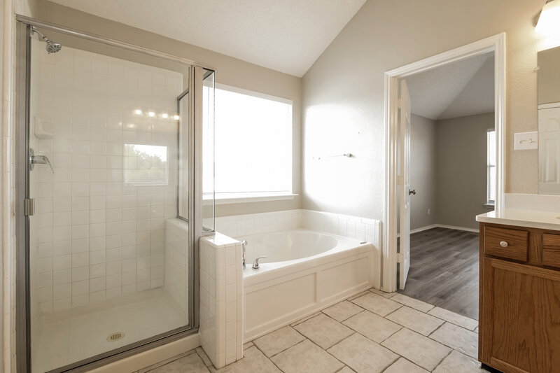 3,220/Mo, 2303 Gerber Dr Mesquite, TX 75181 Main Bathroom View 2