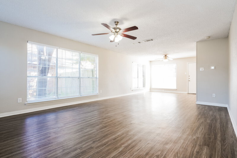 2,565/Mo, 2843 Red Oak Dr Grand Prairie, TX 75052 Living Room View