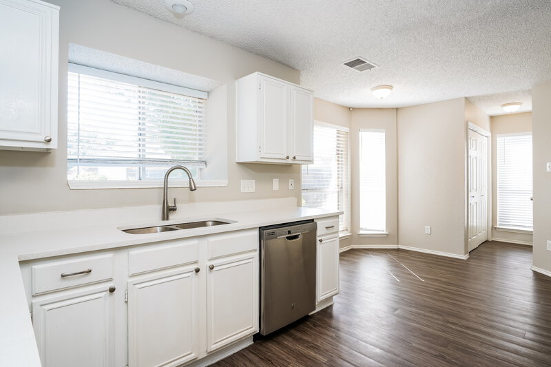 2,565/Mo, 2843 Red Oak Dr Grand Prairie, TX 75052 Kitchen View