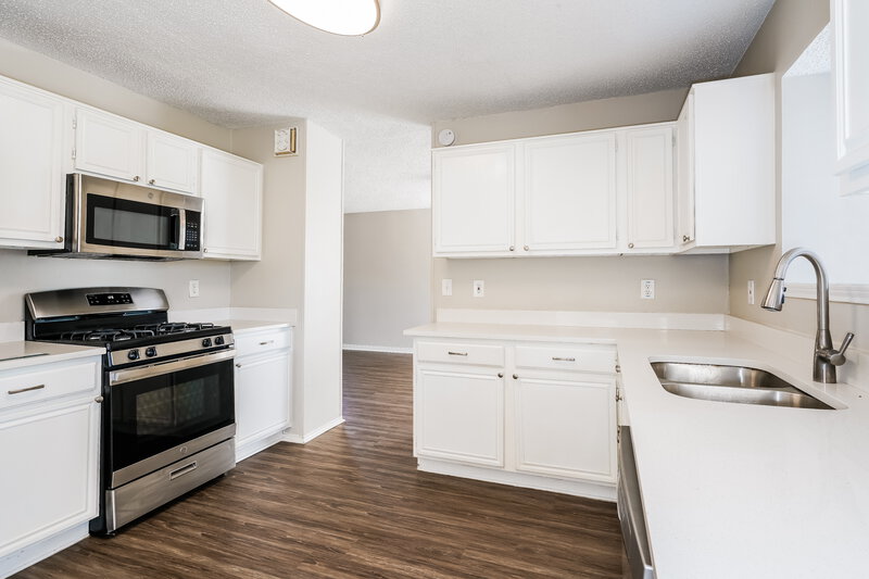 2,565/Mo, 2843 Red Oak Dr Grand Prairie, TX 75052 Kitchen View 2