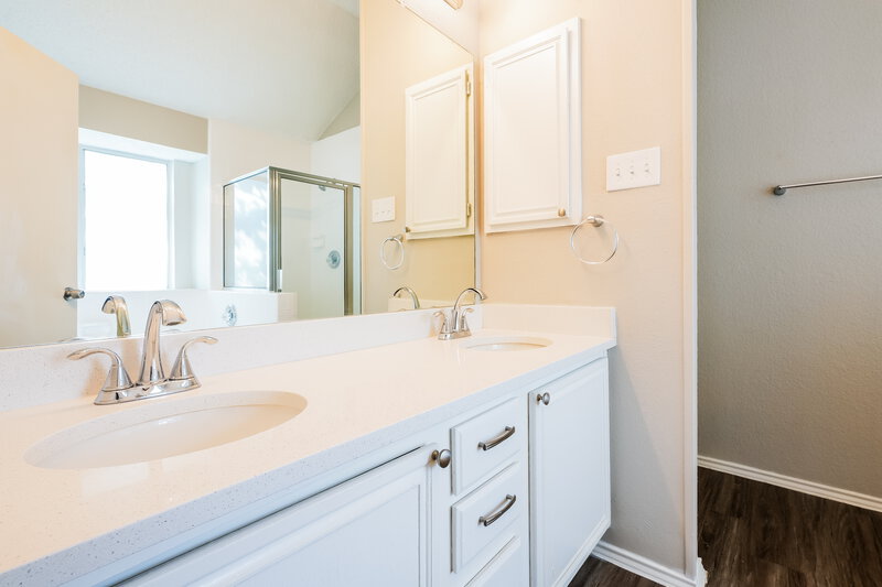 2,565/Mo, 2843 Red Oak Dr Grand Prairie, TX 75052 Main Bathroom View