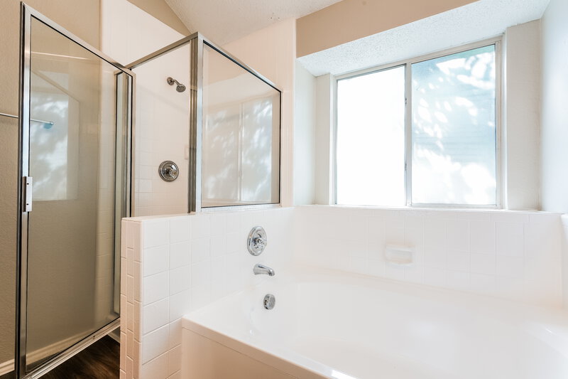 2,565/Mo, 2843 Red Oak Dr Grand Prairie, TX 75052 Main Bathroom View 2