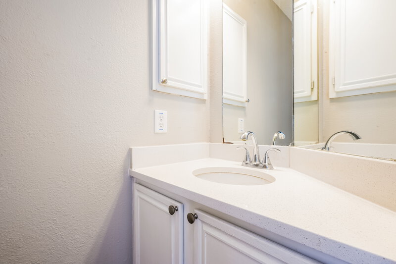 2,565/Mo, 2843 Red Oak Dr Grand Prairie, TX 75052 Bathroom View