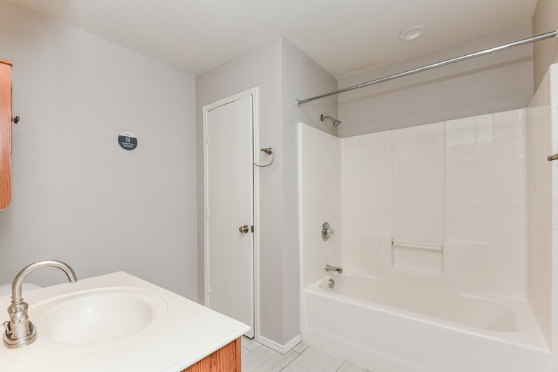 2,305/Mo, 324 Memory Dr Fort Worth, TX 76108 Bathroom View