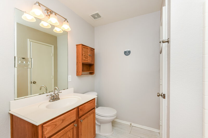 2,305/Mo, 324 Memory Dr Fort Worth, TX 76108 Bathroom View 2