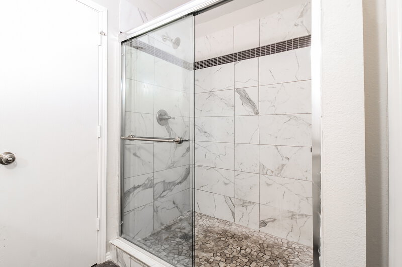 2,560/Mo, 809 Pace Dr Denton, TX 76209 Main Bathroom View 2