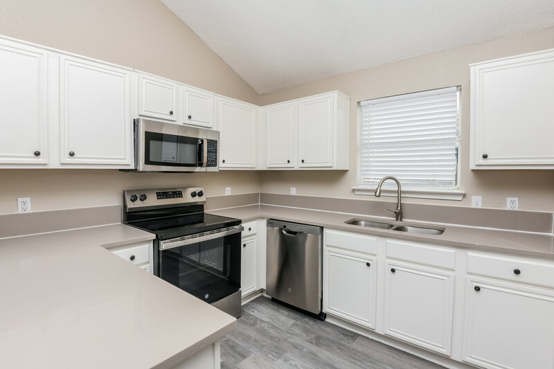 1,715/Mo, 10509 Shadywood Dr Fort Worth, TX 76140 Kitchen View 2