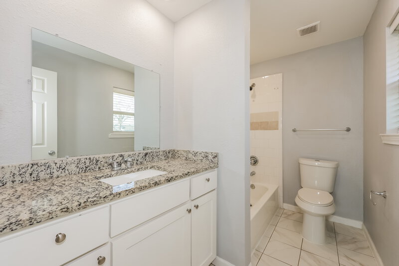 1,785/Mo, 808 Quinette Dr Seagoville, TX 75159 Main Bathroom View