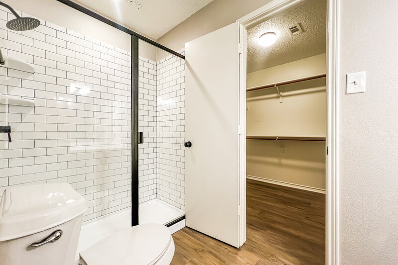 1,935/Mo, 8213 Newport Dr Rowlett, TX 75089 Main Bathroom View