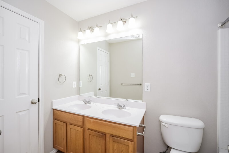 2,400/Mo, 340 Amethyst Dr Fort Worth, TX 76131 Main Bathroom View