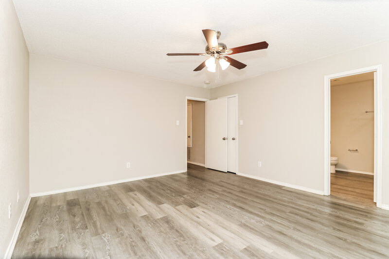 2,060/Mo, 7933 Meadow View Tr Fort Worth, TX 76120 Main Bedroom View 2