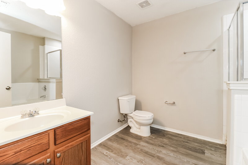 2,060/Mo, 7933 Meadow View Tr Fort Worth, TX 76120 Main Bathroom View