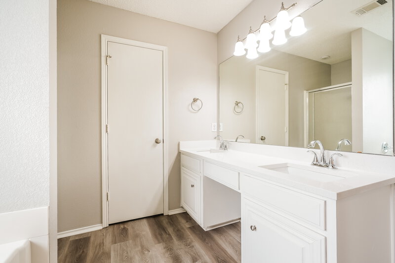 2,370/Mo, 3613 Princess Victoria Ct Fort Worth, TX 76137 Main Bathroom View