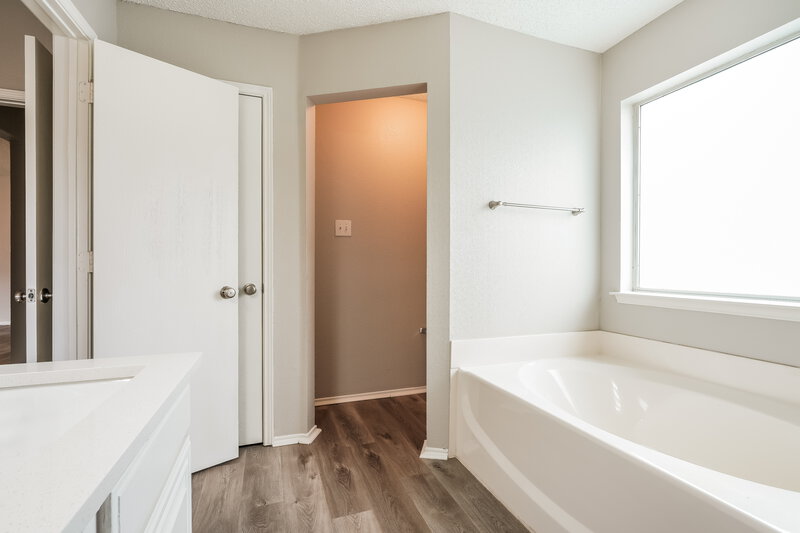 2,370/Mo, 3613 Princess Victoria Ct Fort Worth, TX 76137 Main Bathroom View 2