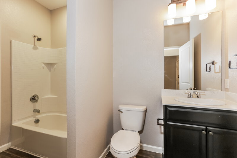 0/Mo, 429 Waterline Dr Crowley, TX 76036 Bathroom View