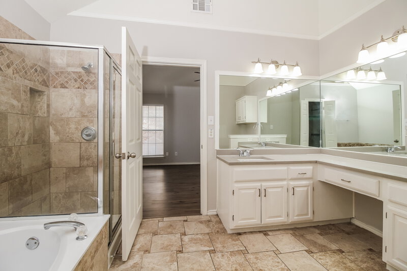 2,700/Mo, 1401 Bregenz Ln Lewisville, TX 75067 Main Bathroom View