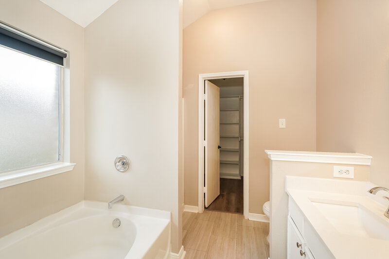 1,965/Mo, 1401 Carrigan Ln Denton, TX 76207 Main Bathroom View