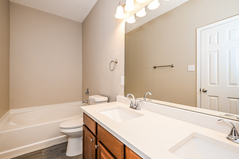 2,120/Mo, 6005 Deck House Rd Fort Worth, TX 76179 Main Bathroom View