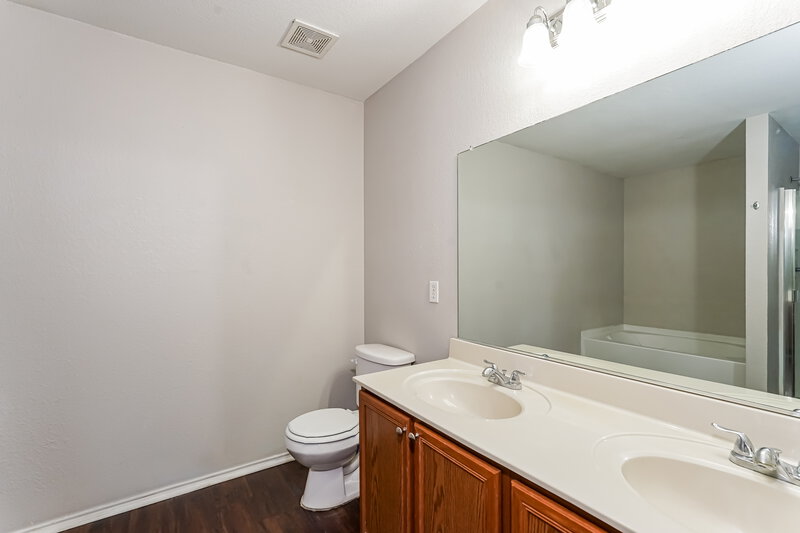 2,165/Mo, 761 San Felipe Trail Haslet, TX 76052 Main Bathroom View