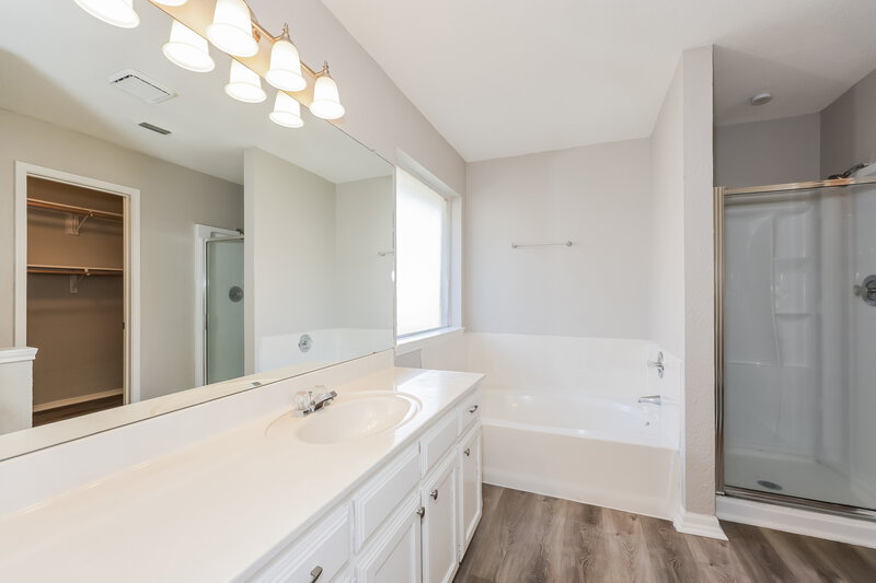 1,925/Mo, 6601 Basswood Dr Fort Worth, TX 76135 Main Bathroom View