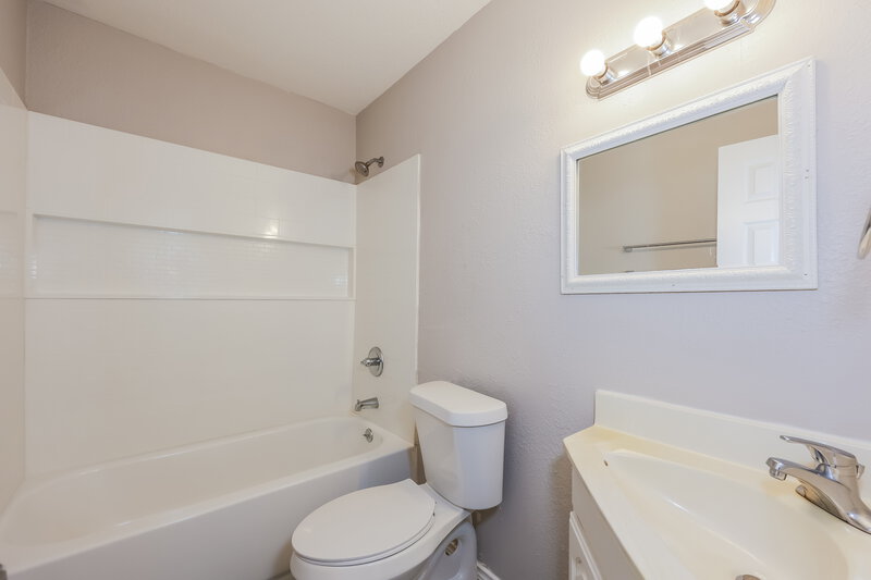 1,925/Mo, 6601 Basswood Dr Fort Worth, TX 76135 Bathroom View