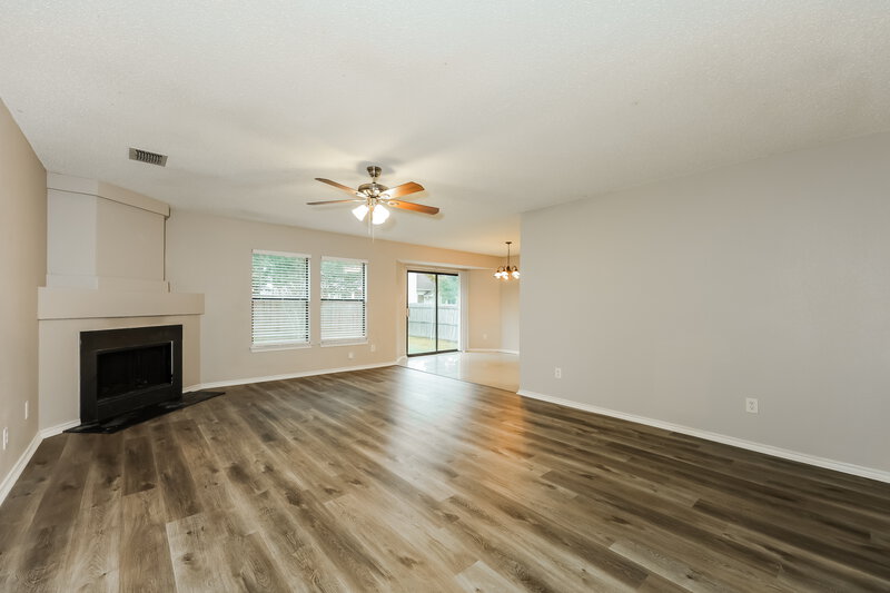2,355/Mo, 6606 Beryl Dr Arlington, TX 76002 Living Room View