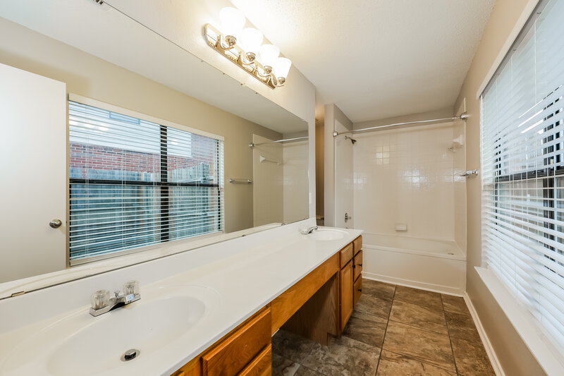 2,355/Mo, 6606 Beryl Dr Arlington, TX 76002 Main Bathroom View