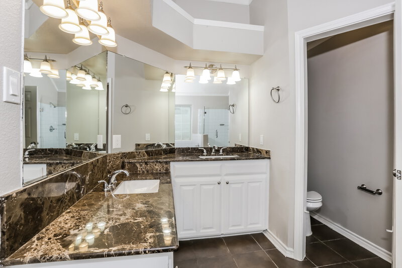 3,065/Mo, 113 Dennis Dr Cedar Hill, TX 75104 Main Bathroom View