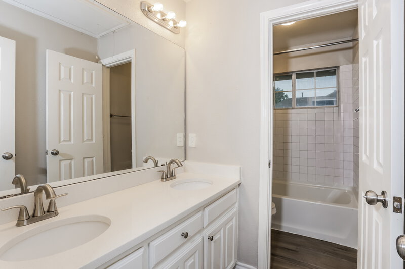 3,065/Mo, 113 Dennis Dr Cedar Hill, TX 75104 Bathroom View